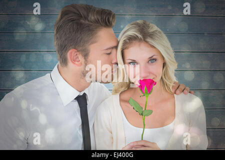 Zusammengesetztes Bild gut aussehender Mann küssen Freundin auf Wange hält eine rose Stockfoto