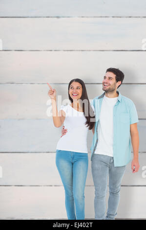 Zusammengesetztes Bild der lässigen Brautpaar zusammen spazieren Stockfoto