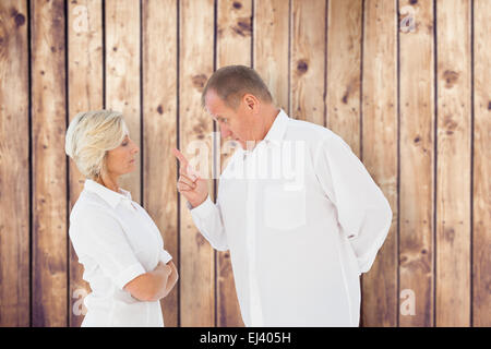 Zusammengesetztes Bild der böse Mann zeigte bei seinem partner Stockfoto