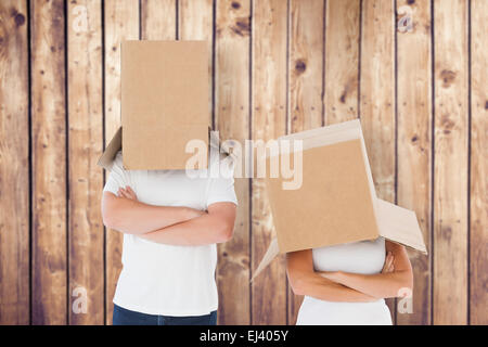 Montagebild von älteres paar Boxen über ihren Köpfen tragen Stockfoto