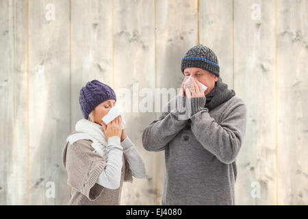 Zusammengesetztes Bild des Kranken älteres Paar die Nase weht Stockfoto