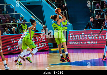 Orenburg, Region Orenburg, Russland - 3. Dezember 2014: die Damen-Basketball-team "Nadeshda" (Orenburg) und "Imos Brno" (Tschechische Re- Stockfoto