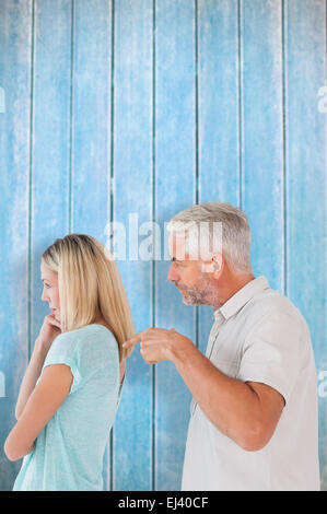 Zusammengesetztes Bild der böse Mann zeigt seine Frau Stockfoto