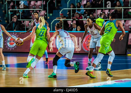 Orenburg, Region Orenburg, Russland - 3. Dezember 2014: die Damen-Basketball-team "Nadeshda" (Orenburg) und "Imos Brno" (Tschechische Re- Stockfoto