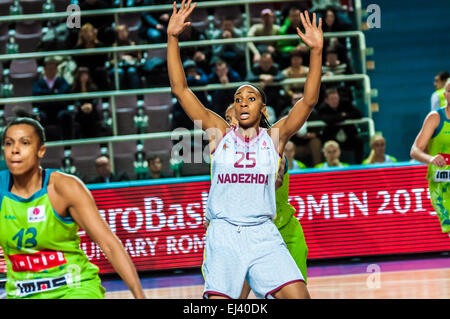 Orenburg, Region Orenburg, Russland - 3. Dezember 2014: die Damen-Basketball-team "Nadeshda" (Orenburg) und "Imos Brno" (Tschechische Re- Stockfoto