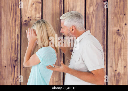 Zusammengesetztes Bild der böse Mann schreien an seine Frau Stockfoto