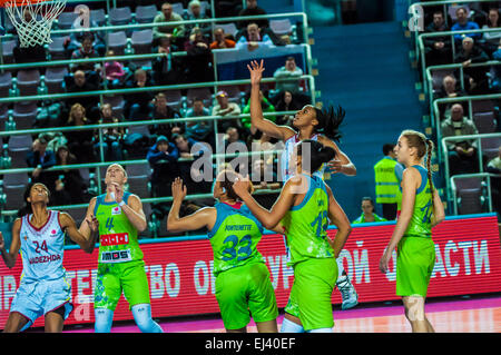 Orenburg, Region Orenburg, Russland - 3. Dezember 2014: die Damen-Basketball-team "Nadeshda" (Orenburg) und "Imos Brno" (Tschechische Re- Stockfoto