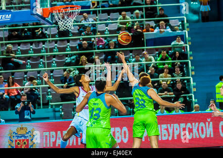 Orenburg, Region Orenburg, Russland - 3. Dezember 2014: die Damen-Basketball-team "Nadeshda" (Orenburg) und "Imos Brno" (Tschechische Re- Stockfoto