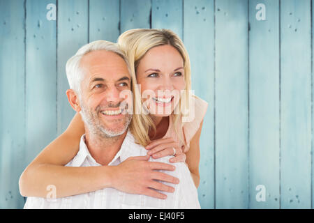 Zusammengesetztes Bild glücklicher Mensch mit seinem Partner eine Huckepack Stockfoto