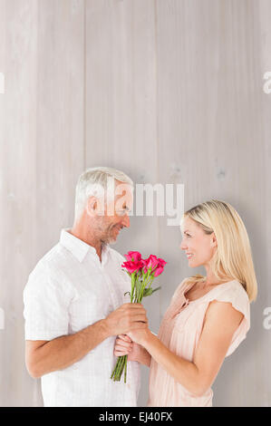 Zusammengesetztes Bild von liebevollen Mann mit seinem Partner Rosen Stockfoto