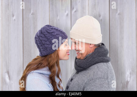 Zusammengesetztes Bild des Paares in warme Kleidung, die einander zugewandt Stockfoto