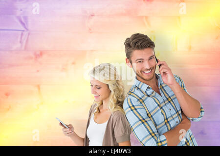 Zusammengesetztes Bild attraktives Paar mit ihren smartphones Stockfoto