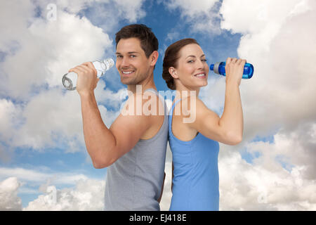 Das zusammengesetzte Bild von Happy fit junges Paar mit Wasserflaschen Stockfoto