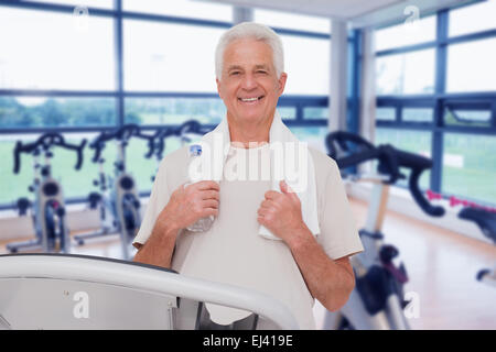 Zusammengesetztes Bild des älteren Menschen auf dem Laufband Stockfoto