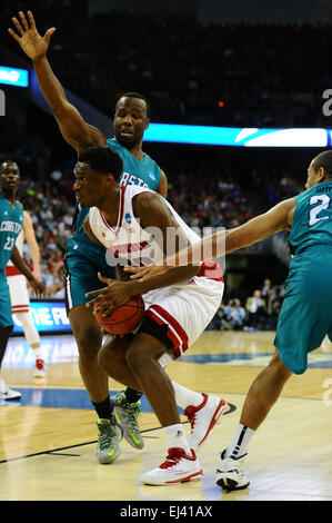 20. März 2015: Wisconsin Badgers weiterleiten Nigel Hayes (10) Laufwerke in den Korb in den Verkehr während der NCAA Männer Basketball-Turnier Mittelwesten regionalen Spiel zwischen der Coastal Carolina Chanticleers und die Wisconsin Badgers Centurylink Center in Omaha, Nebraska. Wisconsin gewann das Spiel 86-72. Kendall Shaw/CSM Stockfoto