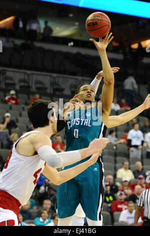 20. März 2015: Coastal Carolina Chanticleers Wache Warren Gillis (0) schießt dem Ball im Verkehr in der zweiten Hälfte während der NCAA Männer Basketball-Turnier Mittelwesten regionalen Spiel zwischen der Coastal Carolina Chanticleers und die Wisconsin Badgers Centurylink Center in Omaha, Nebraska.Wisconsin gewann das Spiel mit 86-72. Kendall Shaw/CSM Stockfoto