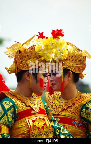 Klaten, Java, Indonesien, 20. März 2015. Porträt der beiden balinesischen Tanz Darsteller. Der Tanz war zu Ehren des indonesischen Präsidenten Joko Widodo, durchgeführt, die balinesische Neujahr Silvester-Feier teilgenommen. Bildnachweis: Davide Vadala / Alamy Live News Stockfoto