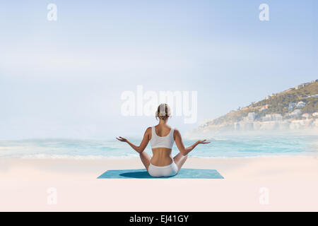 Zusammengesetztes Bild Fit Frau sitzen in Lotus-pose Stockfoto