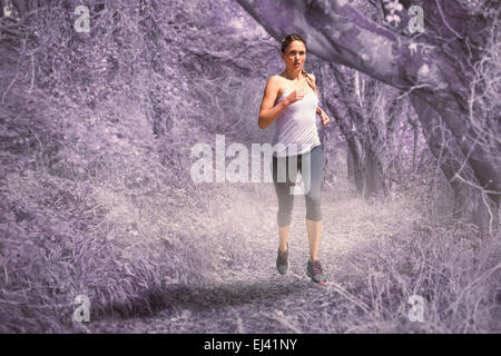 Zusammengesetztes Bild des fokussierten Fit blonde Joggen Stockfoto