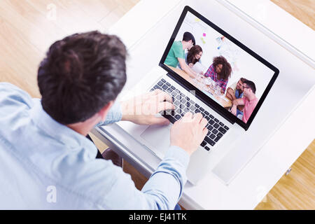 Zusammengesetztes Bild des creative Teams gehen über Kontaktabzüge in treffen Stockfoto