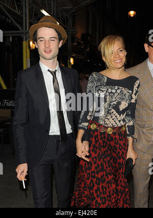 Suki Waterhouse und Bradley Cooper genießen ein Doppel-Date im J. Sheekey Restaurant mit Sienna Miller und Verlobter Tom Sturridge Featuring: Sienna Miller, Tom Sturridge Where: London, Vereinigtes Königreich bei: 15 Sep 2014 Stockfoto