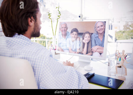 Zusammengesetztes Bild der Desinger an seinem Computer arbeiten Stockfoto