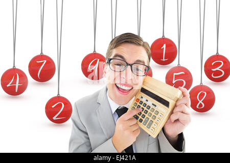 Zusammengesetztes Bild geeky lächelnd Geschäftsmann mit Taschenrechner Stockfoto