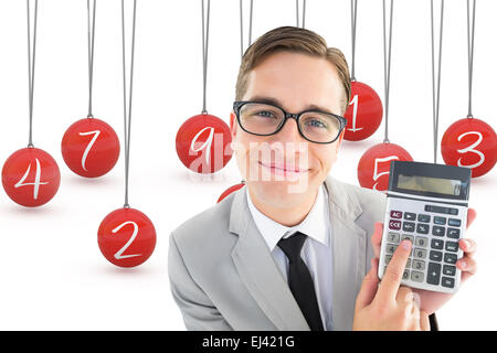 Zusammengesetztes Bild geeky lächelnd Geschäftsmann mit Taschenrechner Stockfoto