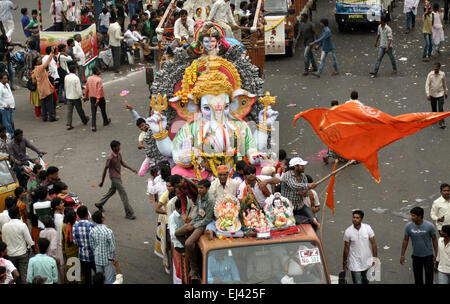 Hindus transportieren Ganesha Idole für das Eintauchen in den Gewässern am 11. Tag nach Ganesh Chathurthi Festival September 18,2013 Stockfoto