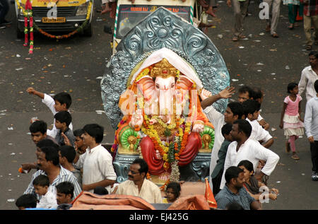 Hindus transportieren Ganesha Idole für das Eintauchen in den Gewässern am 11. Tag nach Ganesh Chathurthi Festival September 18,2013 Stockfoto