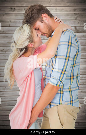 Zusammengesetztes Bild attraktives junges Paar küssen Stockfoto