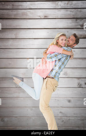 Zusammengesetztes Bild gut aussehender Mann aufnehmen und umarmt seine Freundin Stockfoto