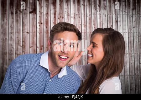Zusammengesetztes Bild der glückliche junge Frau Geheimnis in Freunde Ohr flüstern Stockfoto