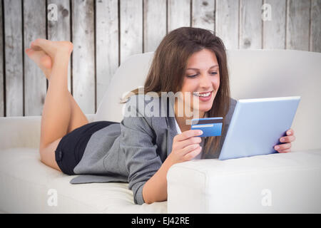 Zusammengesetztes Bild Frau Online-Einkäufen mit Tablet und Kreditkarte Stockfoto