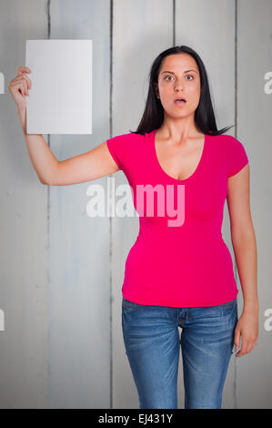 Zusammengesetztes Bild schockiert Frau mit Papier Stockfoto