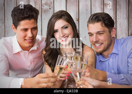 Zusammengesetztes Bild von Freunden Toasten mit Champagner Stockfoto