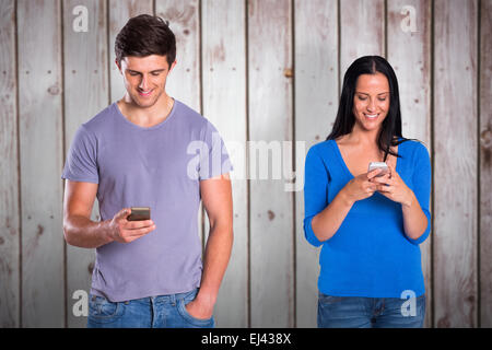 Zusammengesetztes Bild jungen Paares eine SMS Stockfoto