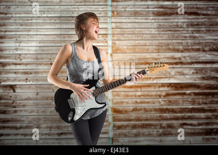 Zusammengesetztes Bild der hübschen jungen Mädchen spielt Gitarre Stockfoto