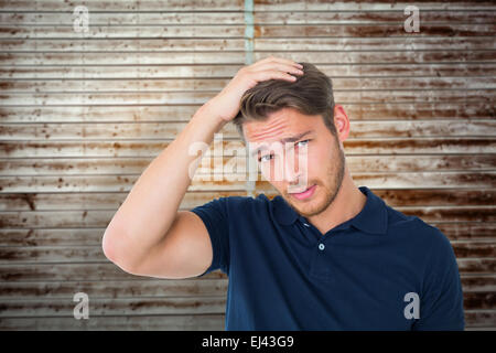 Zusammengesetztes Bild des stattlichen jungen Mann suchen verwirrt Stockfoto