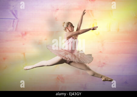 Zusammengesetztes Bild hübsche Ballerina tanzen Stockfoto