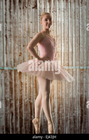 Zusammengesetztes Bild hübsche Ballerina tanzen Stockfoto