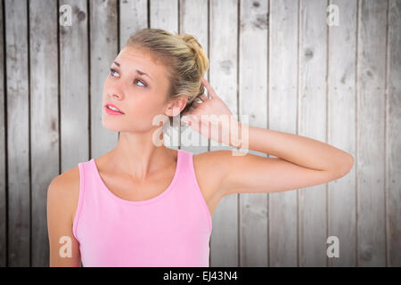 Zusammengesetztes Bild hübsche junge Blondine in rosa nachschlagen Stockfoto