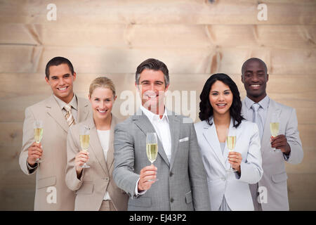 Zusammengesetztes Bild des Business-Team feiert einen Erfolg mit Champagner Stockfoto