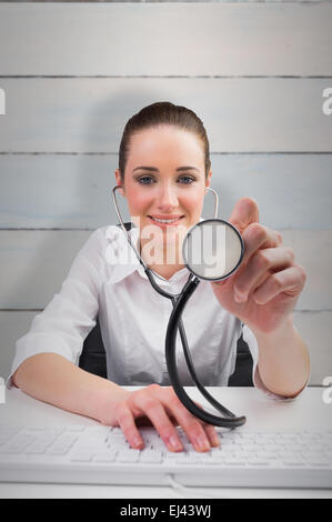 Zusammengesetztes Bild der Geschäftsfrau Computerdiagnostik ausgeführt Stockfoto