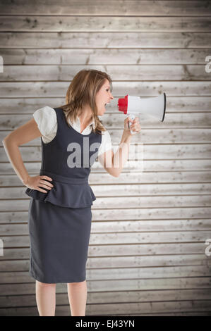 Zusammengesetztes Bild der Geschäftsfrau durch Megaphon schreien Stockfoto