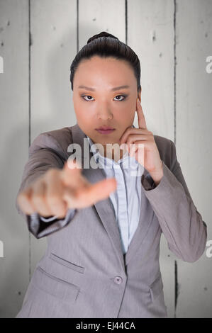 Zusammengesetztes Bild des nachdenklichen asiatische Geschäftsfrau zeigt Stockfoto
