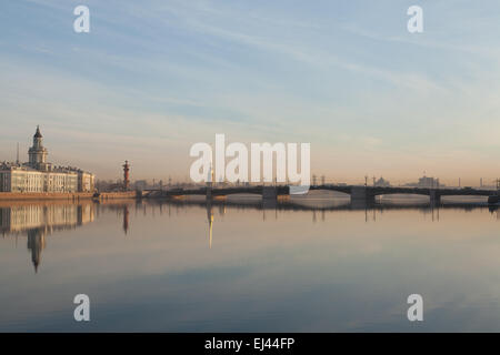 Kai des Flusses Newa, Sankt Petersburg, Russland. Stockfoto