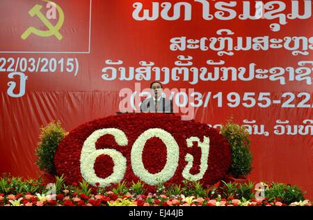 Vientiane, Laos. 21. März 2015. Generalsekretär der laotischen revolutionären Partei (LPRP) und Laos Präsident Choummaly Sayasone befasst sich mit einem offiziellen Treffen zum Gedenken an den 60. Jahrestag der Gründung der LPRP im National Convention Center in Vientiane, Laos, 21. März 2015. © Liu Ailun/Xinhua/Alamy Live-Nachrichten Stockfoto