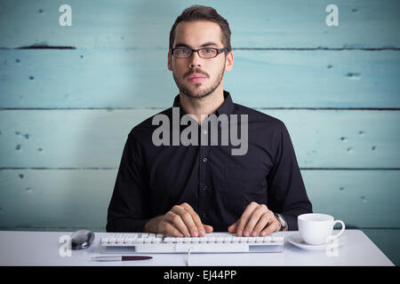 Zusammengesetztes Bild konzentriert Geschäftsmann über Tastatur eingeben Stockfoto