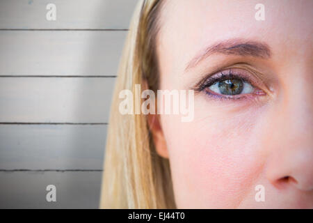 Zusammengesetztes Bild von Close Up der blonde fokussierten Blick in die Kamera Stockfoto